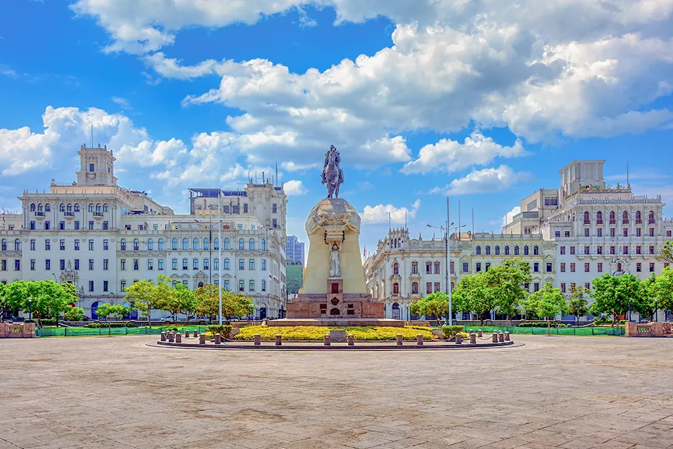 Plaza San Martín en el Centro Histórico de Lima